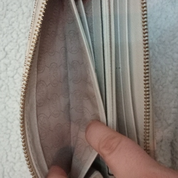 Michael kors tote and wallet - Picture 3 of 12